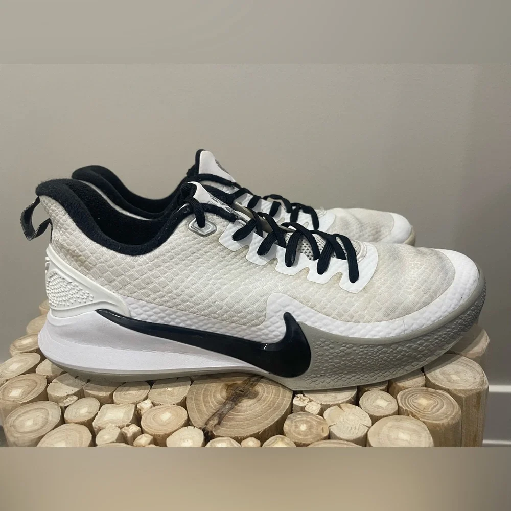 Nike Men’s Mamba AT1214-100 White and Black Athletic / Basketball Shoes Size10.5